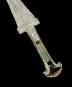 Luristan - Zwaard van brons met brede centrale nervuur en, Verzamelen, Mineralen en Fossielen