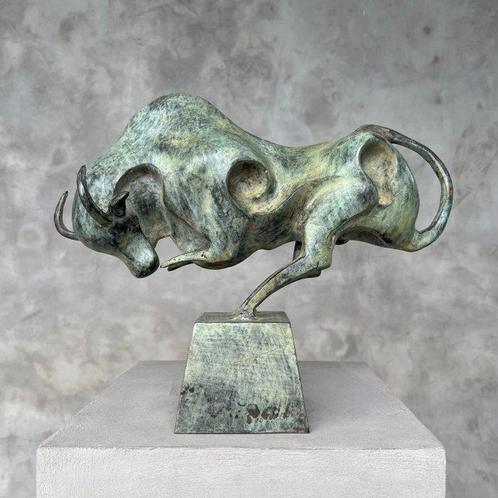 Sculpture, Bronze Sculpture of a Striking Bull - with base -, Antiek en Kunst, Kunst | Designobjecten