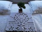Drap de musée en lin pur avec broderie sculptée à la main -