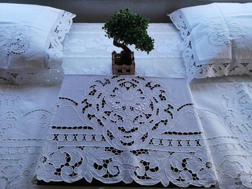 Drap de musée en lin pur avec broderie sculptée à la main -, Antiek en Kunst, Antiek | Tapijten, Tafelkleden en Textiel