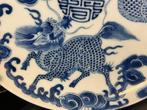 Chinees blauw-wit bord met het motief geluksbeest,