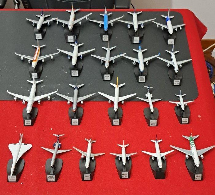 1:200 - Modelvliegtuig - 20 passagiersvliegtuigmodelletjes, Antiek en Kunst, Antiek | Wandborden en Tegels