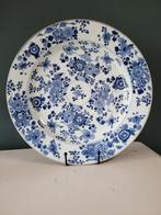 Een grote blauw-wit Chinees porseleinen schotel met