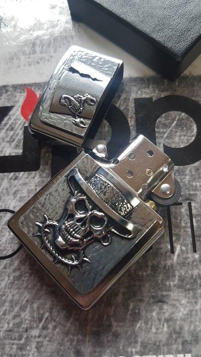 Zippo - Original Zippo Rarität Skull TOP Hat 3D Emblem -, Verzamelen, Rookartikelen, Aanstekers en Luciferdoosjes