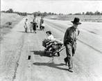 Dorothea Lange - •t Family walking on highway, five, Antiek en Kunst, Kunst | Schilderijen | Modern