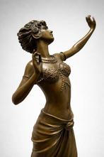 F.Paris - sculptuur, Elegante, sierlijke vrouw - 36 cm -