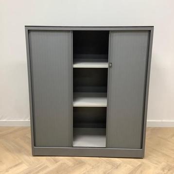 Tweedehands Ahrend roldeurkast vv 2 legbord en sleutel, Huis en Inrichting, Kasten | Roldeurkasten en Archiefkasten, Gebruikt