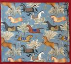 Stof Chevalier met rennende paarden blauwe duif -, Antiek en Kunst