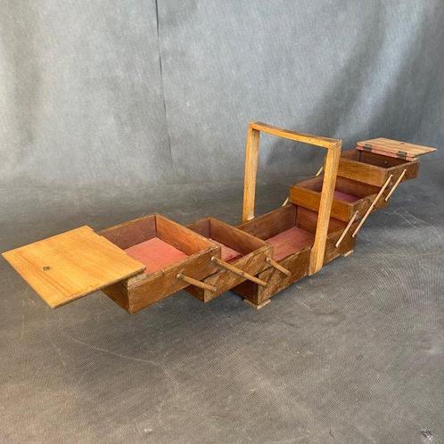 Naaidoos - Hout, middeleeuwse Italiaanse naaister, Antiek en Kunst, Kunst | Designobjecten