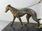 Scalini - Beeldje, Dame au lévrier - 43 cm - Marmer, Onyx,, Antiek en Kunst