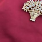 Goudgeplateerde bloemmand-broche met parels en