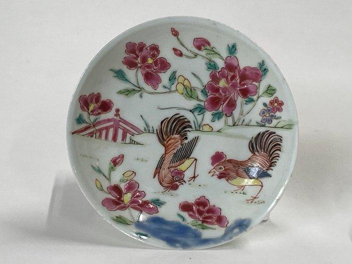 Een Chinese famille rose kop en schotel met hanen - Kop en, Antiquités & Art, Antiquités | Autres Antiquités