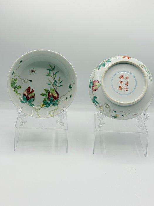 Pair of Chinese Famille-Rose “Pomegranate and Bamboo” Bowls, Antiek en Kunst, Antiek | Overige Antiek