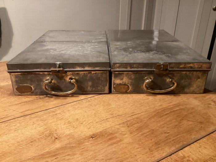 Lips - Kist (2) - Zinklegering, Messing - Bankkluis., Antiek en Kunst, Antiek | Wandborden en Tegels