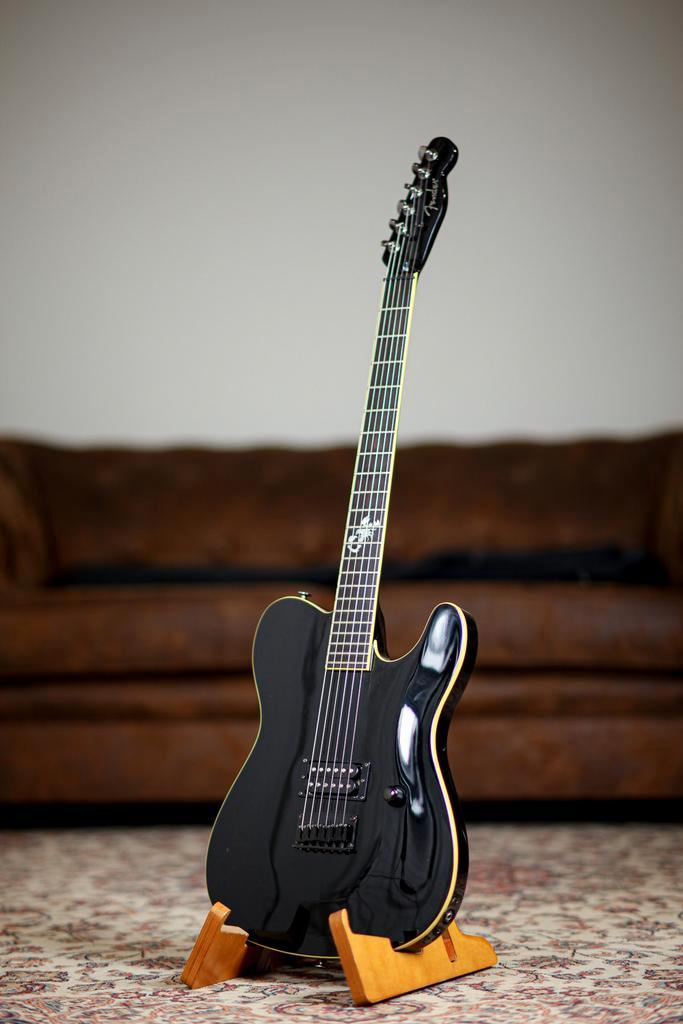 Fender SE Esquire Custom Scorpion 2003 | Black, Musique & Instruments, Instruments à corde | Guitares | Électriques, Envoi