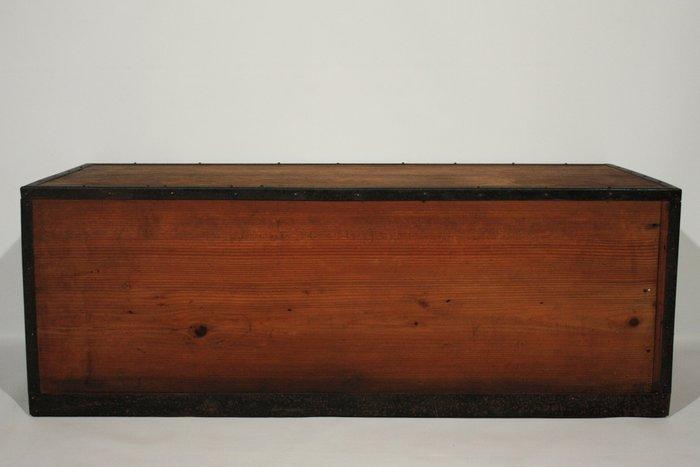 Kist - Hout, IJzer - Japan - Meiji periode (1868-1912), Antiek en Kunst, Antiek | Overige Antiek
