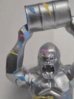 Beeldje - Zilverkleurige gorilla beeldje met verfspatten en