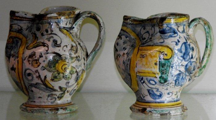 Kroes (2) - Aardewerk - Montelupo 17e eeuw, Antiek en Kunst, Antiek | Glaswerk en Kristal