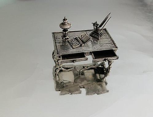 Desk with lamp, inkwell and book - Miniatuur figuur (6) -, Antiek en Kunst, Antiek | Zilver en Goud