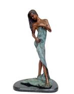 Figurine - Elegant woman on marble base - Bronze