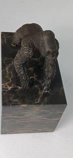 Sculpture, Bronzen gorilla op marmer geaderde sokkel - 17 cm, Antiek en Kunst