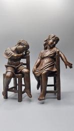 Beeld, 2 statues d enfants sur des chaises en bronze - 215