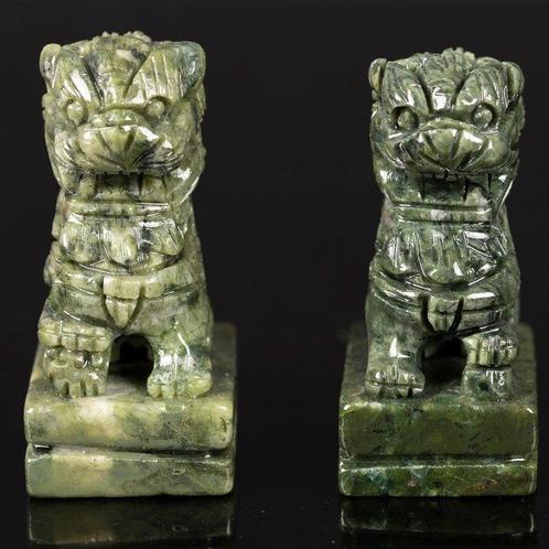Paire de lions gardiens chinois en jade vert – sculptés à la, Verzamelen, Mineralen en Fossielen
