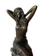 Beeld, Vrouw op barkruk - 28 cm - Brons, Antiquités & Art, Art | Objets design
