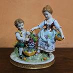 Carl Thieme, Potschappel - Beeldje - Bambini che vendemmiano, Antiek en Kunst, Antiek | Glaswerk en Kristal