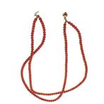 Bloedkoraal kralen collier met gouden slot; Antiek | 38 cm, Handtassen en Accessoires, Gebruikt, Overige kleuren, Ophalen of Verzenden