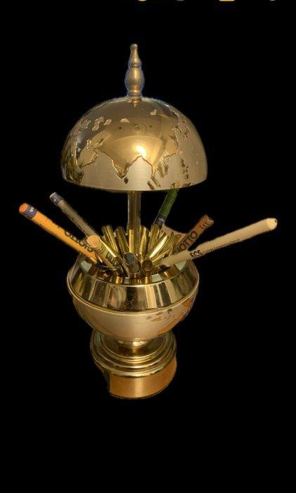 Sans Prix de Réserve - Globe à cigarettes - Laiton laqué -, Verzamelen, Rookartikelen, Aanstekers en Luciferdoosjes