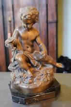 Sculpture, Putto con coppa e grappoli duva - 30 cm -