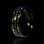 Tungsten ring met meteoriet en goud inlegwerk. Met de hand