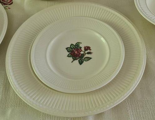 Wedgwood Moss Rose - Tafelservies voor 12 (109) - Aardewerk, Antiek en Kunst, Antiek | Meubels | Tafels