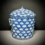 Een Chinese blauw-witte bedekte pot met pruimenbloesems H:, Antiek en Kunst