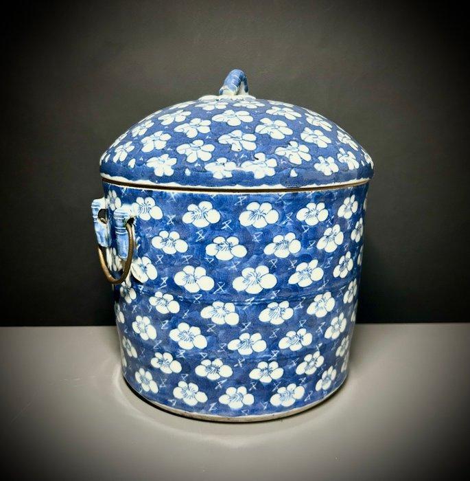 Een Chinese blauw-witte bedekte pot met pruimenbloesems H:, Antiek en Kunst, Antiek | Overige Antiek