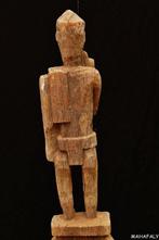 Voorouderfiguur - Mahafaly - Madagaskar - complete grafsteen