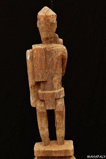 Voorouderfiguur - Mahafaly - Madagaskar - complete grafsteen