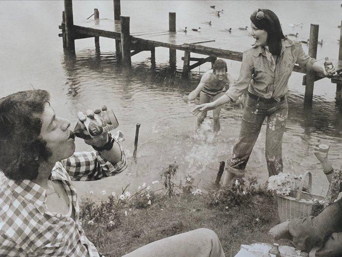 Michael Joseph (1941) - Export 33 picnic by river -, Antiek en Kunst, Kunst | Designobjecten