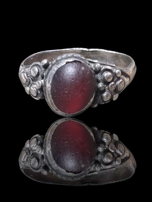 Middeleeuwen, kruisvaardersperiode Zilver, Stunning Dark Red, Antiek en Kunst, Antiek | Overige Antiek