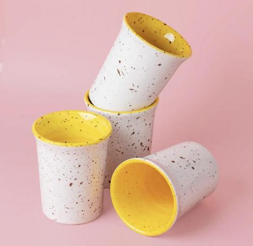 Set van 2 keramische mokken | spikkelpatroon | Geelgeglazuur, Huis en Inrichting, Keuken | Servies, Kop(pen) en/of Schotel(s)