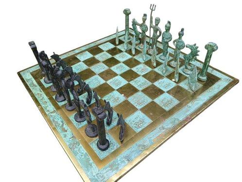 Large chess set in patinated bronze modelled after Etruscan, Antiek en Kunst, Curiosa en Brocante