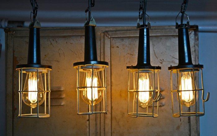 Plafondlamp - Vier vintage industriële bakelieten lampen, Antiek en Kunst, Antiek | Wandborden en Tegels
