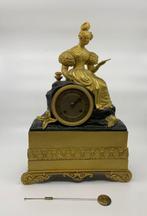 Pendule -   Gepatineerd brons, Verguld brons - rond 1840, Antiek en Kunst