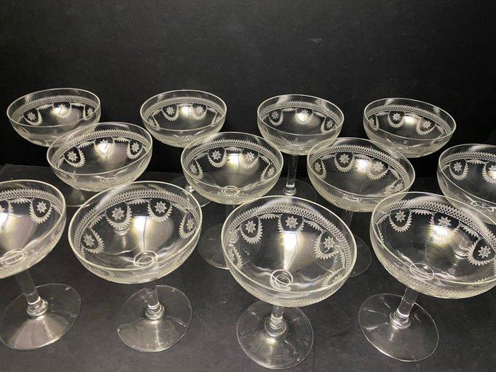 Baccarat - Champagneglas (12) - Oude guilloché-decoratie, Antiek en Kunst, Antiek | Meubels | Tafels