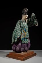 Bois - Un okimono en bois peint polychrome représentant