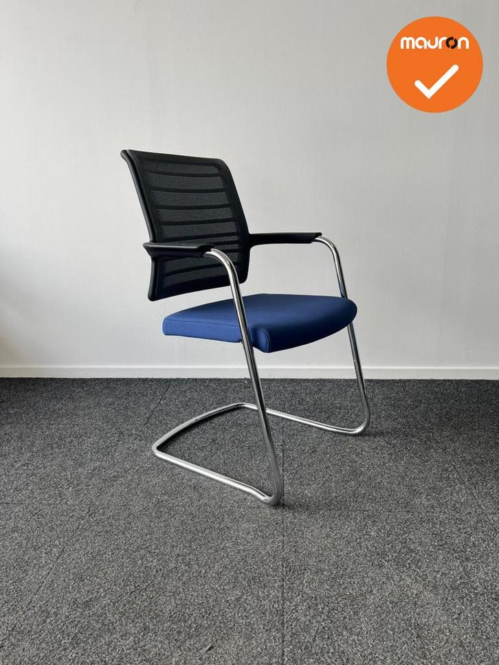 Interstuhl Hero vergaderstoel - Blauwe zitting met zwart net, Zakelijke goederen, Kantoor en Winkelinrichting | Kantoormeubilair en Inrichting