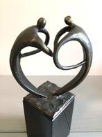 Corry Ammerlaan - sculptuur, “ Hart voor elkaar “ - 18 cm -