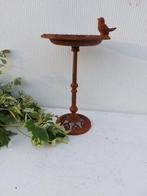 Decoratief ornament - Europa - voeder en waterbad vogels