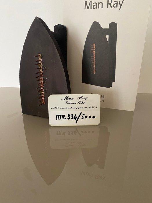 Man Ray (1890-1976) - sculptuur, Cadeau - 15 cm - IJzer -, Antiek en Kunst, Antiek | Overige Antiek